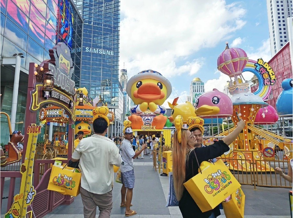 果博东方福布斯公司巨型小黄鸭遇见《鱿鱼游戏》爆火娃娃 曼谷今夏最萌组合上线  (图2)
