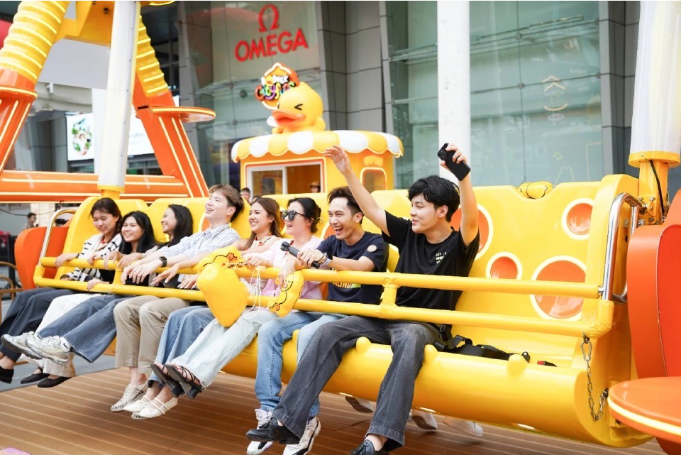 果博东方福布斯公司巨型小黄鸭遇见《鱿鱼游戏》爆火娃娃 曼谷今夏最萌组合上线  (图3)