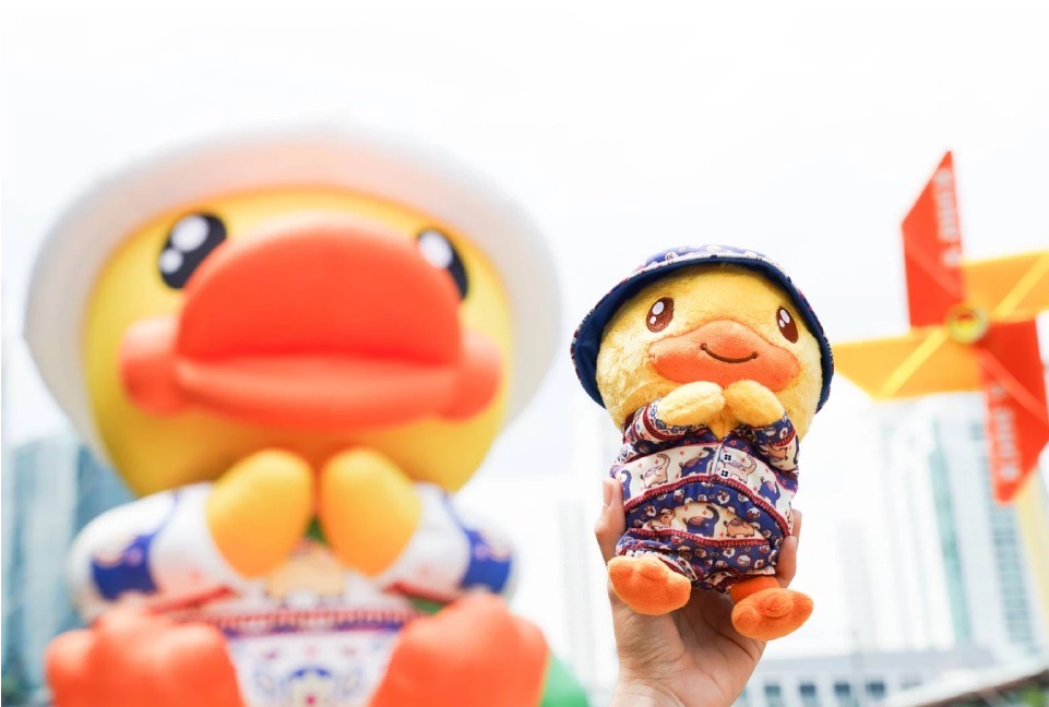 果博东方福布斯公司巨型小黄鸭遇见《鱿鱼游戏》爆火娃娃 曼谷今夏最萌组合上线  (图4)